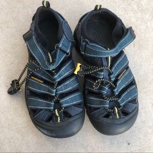 Boys Keens w/ Elastic and Velcro
